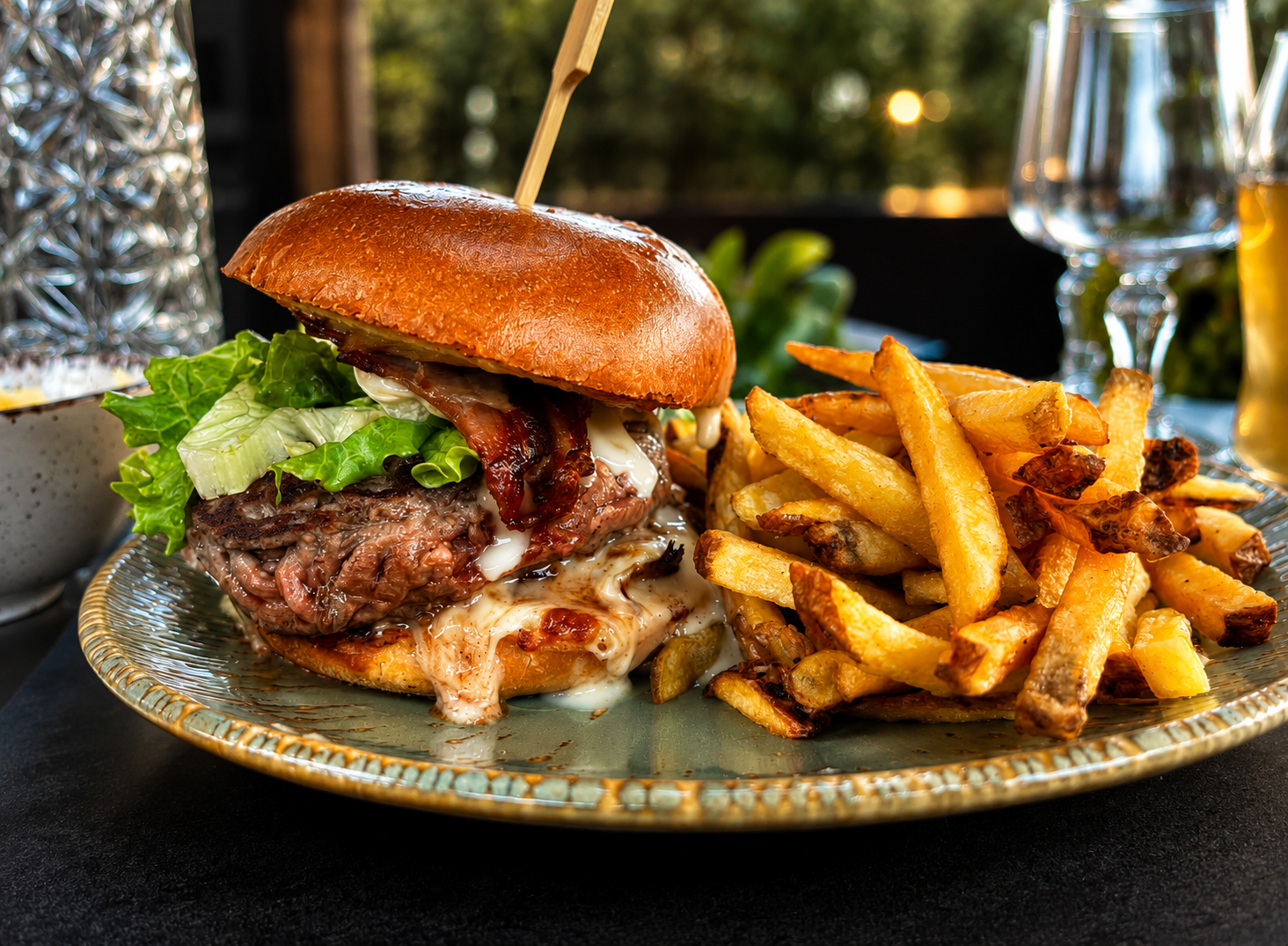 Burger Savoyard servi au restaurant Lac & Montagne